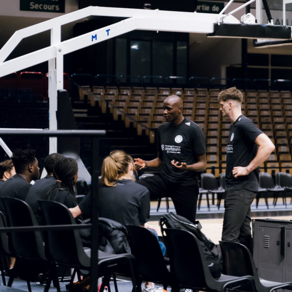 Le Paris Basketball soutient les réfugiés avec son programme One Team